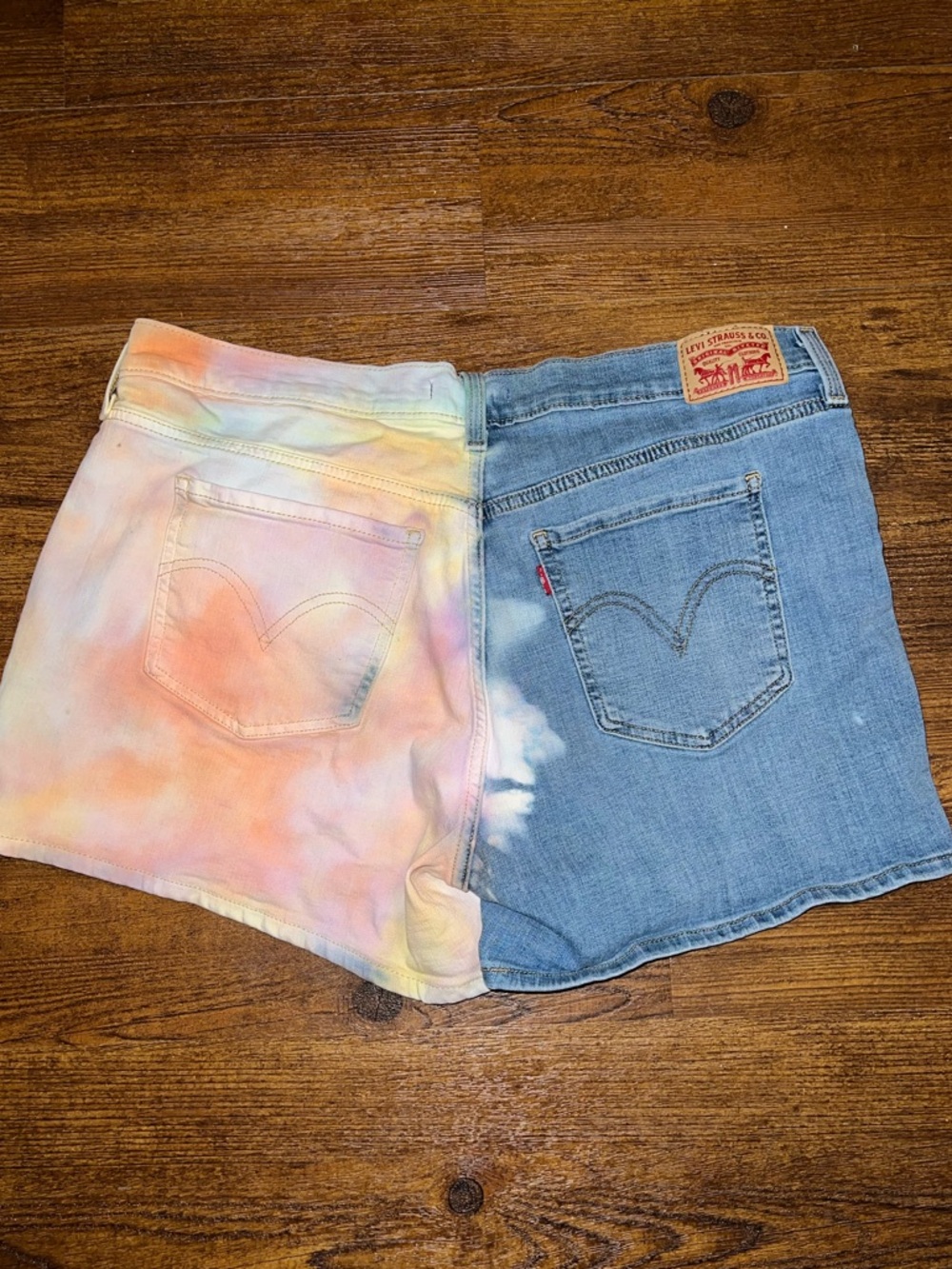 Levi's Denim Two Tone Multicolor Split Tie Dye Jean Shorts Size 33 - Picture 3 of 7